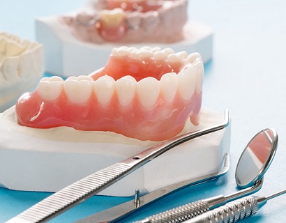 Уход за съемными зубными протезами
