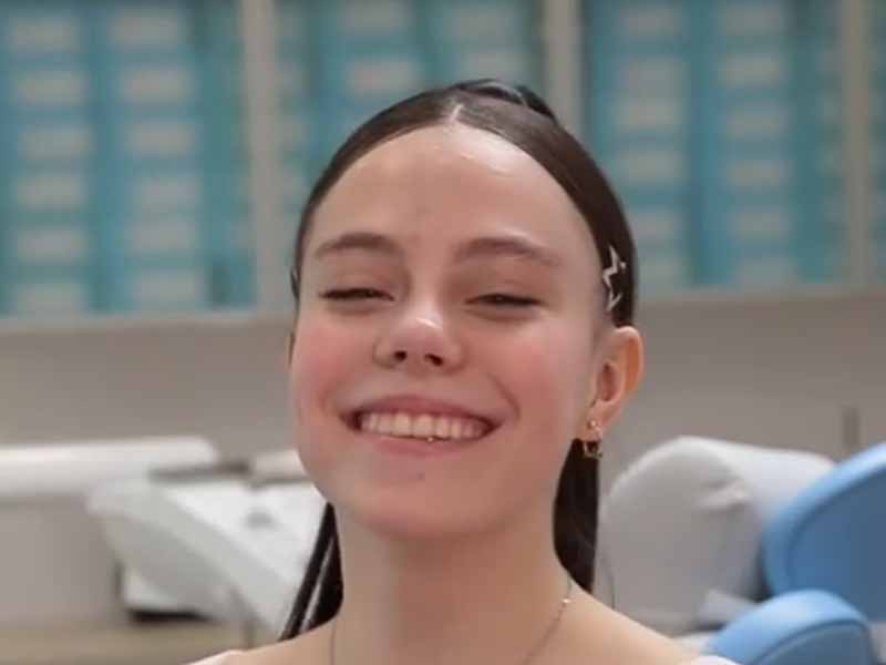 Ева учится в 8 классе и лечится у нас в «Полном Порядке» на элайнерах